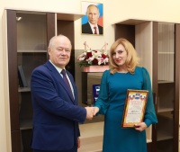 Глава городского самоуправления Калуги поздравил директора школы №6 с юбилеем Глава городского самоуправления Калуги поздравил директора школы №6 с юбилеем