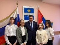 Депутат провёл встречу со школьниками Депутат провёл встречу со школьниками