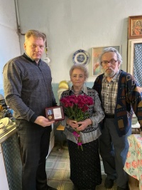 Роман Захаров вручил медаль заслуженному художнику Роман Захаров вручил медаль заслуженному художнику