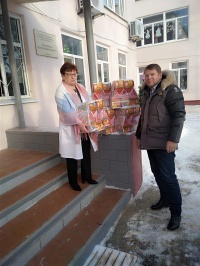 Роман Коптеев привёз подарки в Дом ребёнка Роман Коптеев привёз подарки в Дом ребёнка
