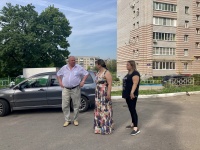 Жильцов дома № 45 беспокоит шум и разбитый грузовиками асфальт Жильцов дома № 45 беспокоит шум и разбитый грузовиками асфальт