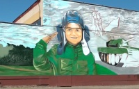 Портрет юного патриота появился на стене лицея №36 Портрет юного патриота появился на стене лицея №36