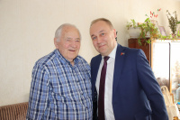 Депутаты поздравляют ветеранов Депутаты поздравляют ветеранов