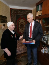 Павел Середин вручил медаль ветерану Павел Середин вручил медаль ветерану
