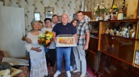 Сергей Павлов поздравил с юбилеем активистку ТОС «Площадь Московская» Сергей Павлов поздравил с юбилеем активистку ТОС «Площадь Московская»