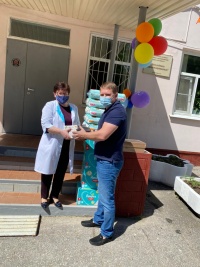 Депутат подарил Дому ребёнка памперсы и конфеты Депутат подарил Дому ребёнка памперсы и конфеты