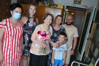 Марина Костина поздравила ветерана со столетним юбилеем Марина Костина поздравила ветерана со столетним юбилеем