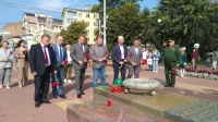 Торжества в честь юбилея Калуги начались с возложения цветов к Вечному Огню на площади Победы Торжества в честь юбилея Калуги начались с возложения цветов к Вечному Огню на площади Победы